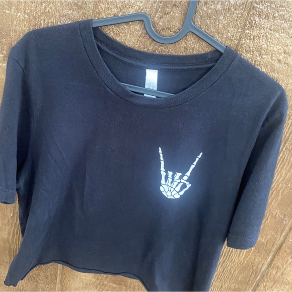 Cropped Black Sign of the Horns / Devil’s Horns Hand T-shirt Size Medium - Picture 2 of 8